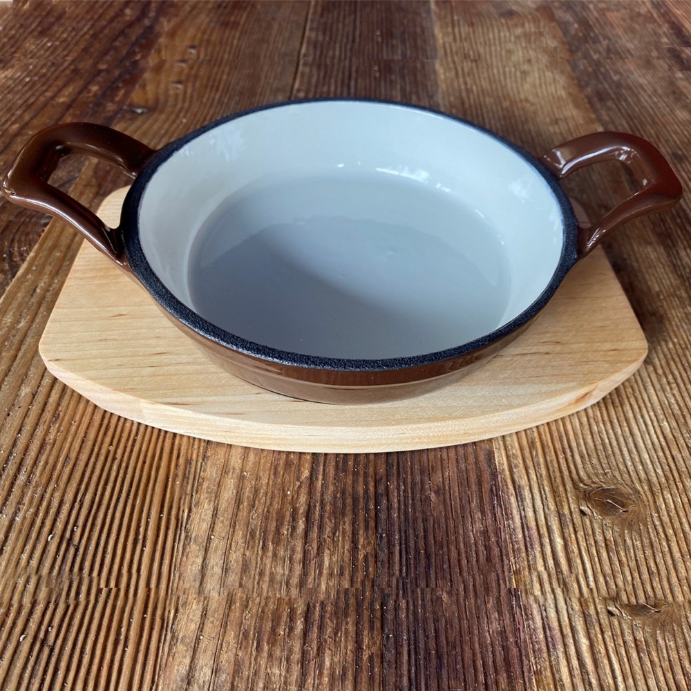 Individual dish in cast iron with wooden tray