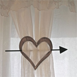 Curtain loop wood  heart + arrow