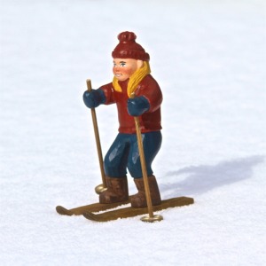 Figura sciatrice in legno intagliato