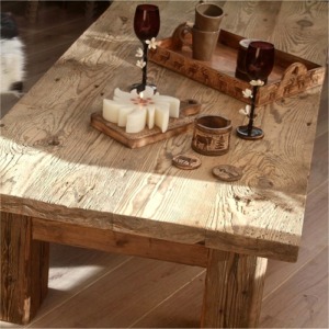 Tavolino da salotto "MADRIER" (piccolo) in legno vecchio, gambe incassate rettangolari fisse