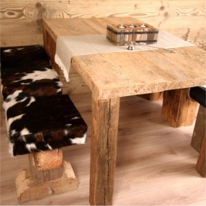 Tavolo da soggiorno "MADRIER" (grande) in legno vecchio, gambe rettangolari smontabili agli angoli