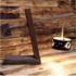 Lampada da tavolo in legno ricostituito