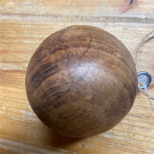 Petite boule en bois finition vernie