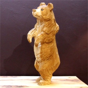 Ours debout sculpté