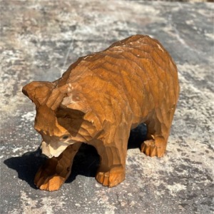 Petit ours qui marche sculpté