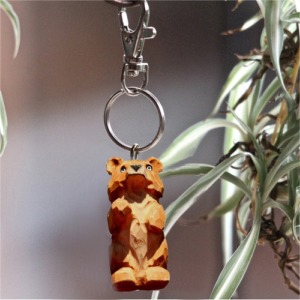 Petit ours porte clef en bois