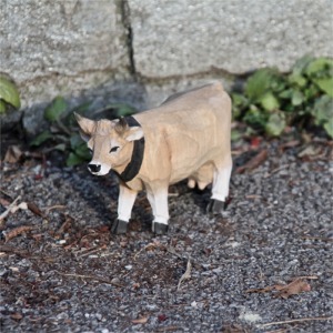 Petite vache en bois brune des alpes