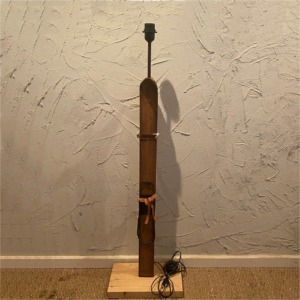 Lampadaire simple  avec skis en bois