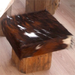 Coussin en peau de vache normande pour tabouret collection po'wow