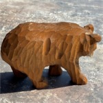 Petit ours qui marche sculpté