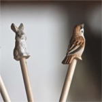 Crayon oiseau en bois sculpté